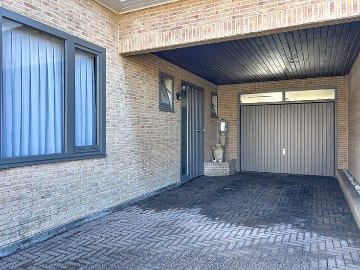 Halfopen gelijkvloers woning met garage en tuin
