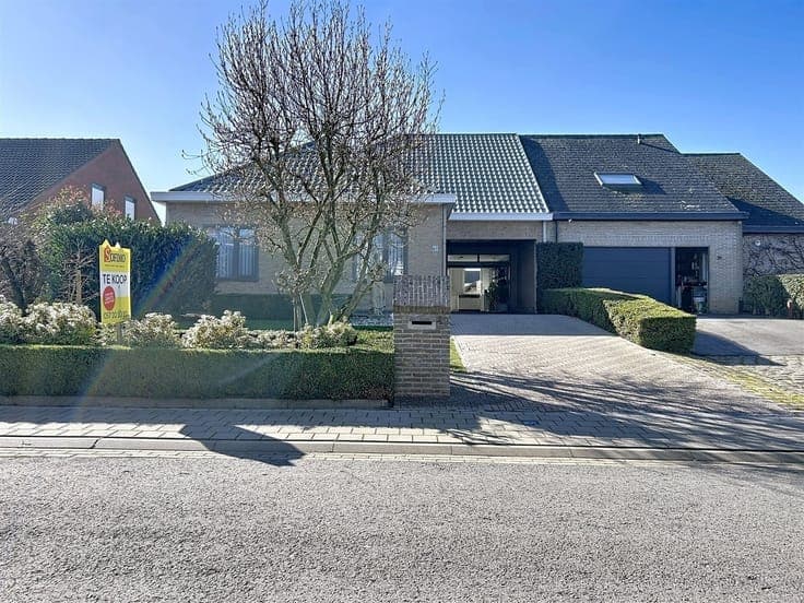 Halfopen gelijkvloers woning met garage en tuin