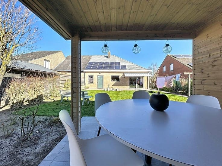 Halfopen gelijkvloers woning met garage en tuin