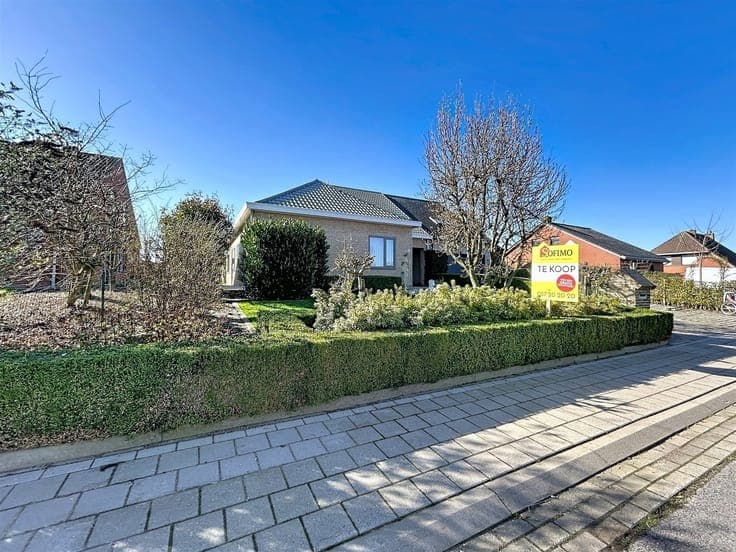 Halfopen gelijkvloers woning met garage en tuin