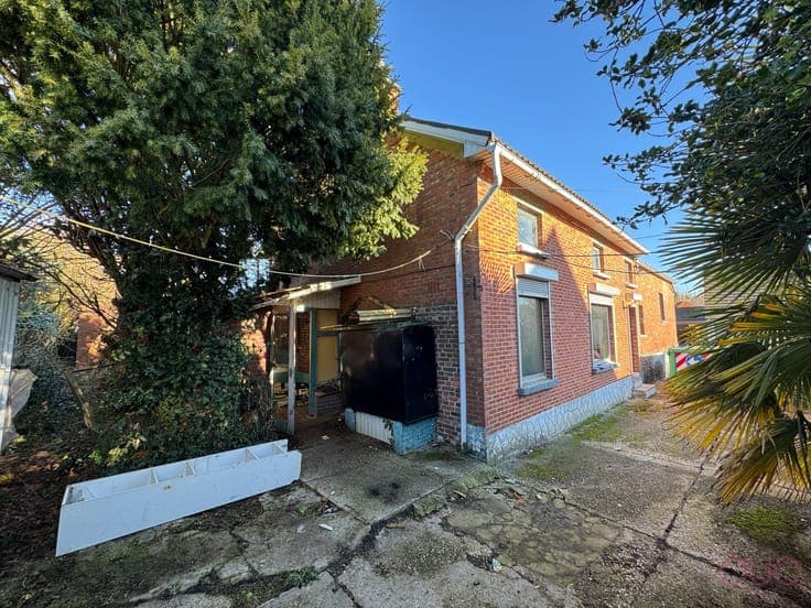 Totaal te renoveren woning op ruim perceel grond met prac...
