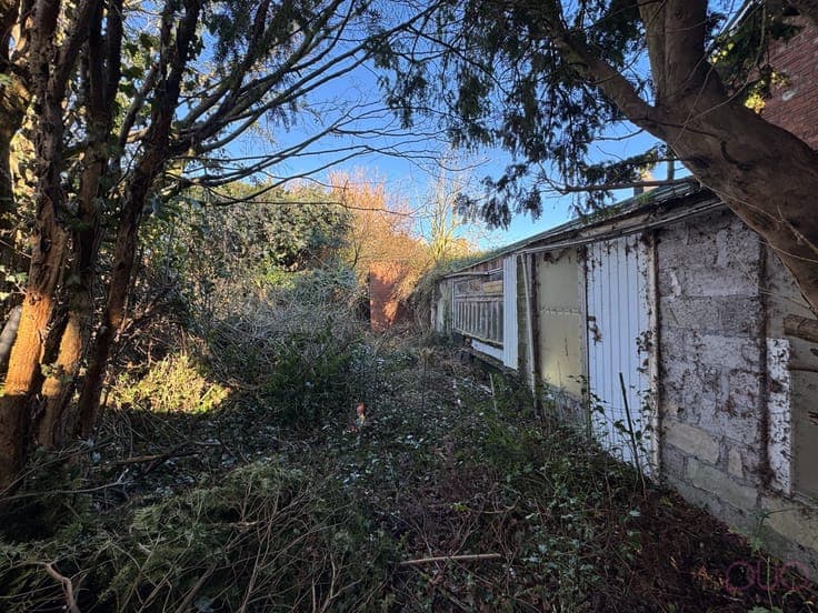Totaal te renoveren woning op ruim perceel grond met prac...