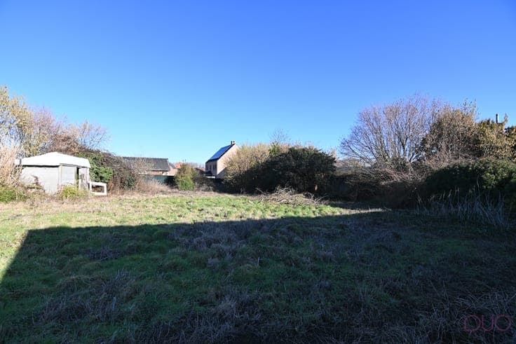 Totaal te renoveren woning op ruim perceel grond met prac...