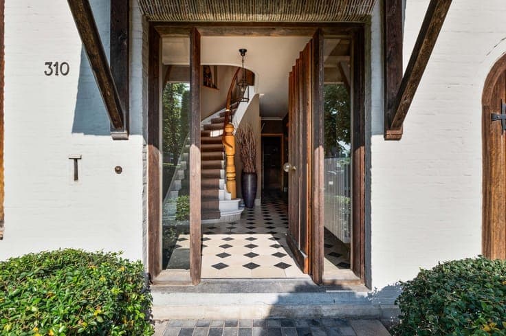 Charming English cottage-style villa with outbuildings near