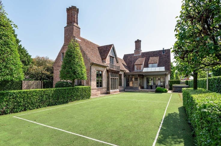 Charming English cottage-style villa with outbuildings near