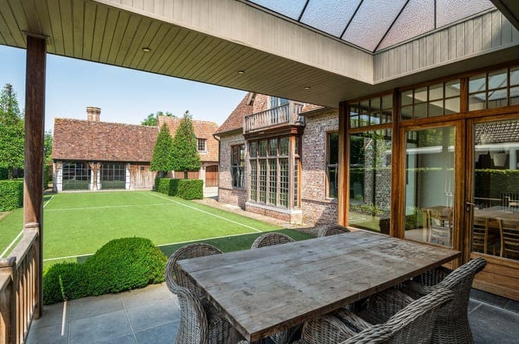 Charming English cottage-style villa with outbuildings near