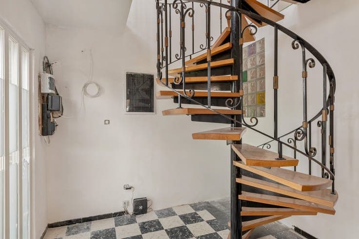 DEELS GERENOVEERDE WONING IN EEN RUSTIGE STRAAT