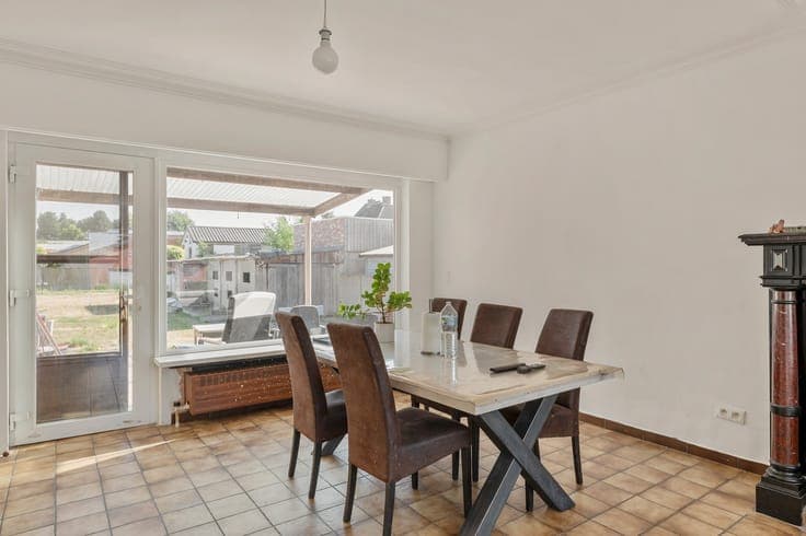 DEELS GERENOVEERDE WONING IN EEN RUSTIGE STRAAT