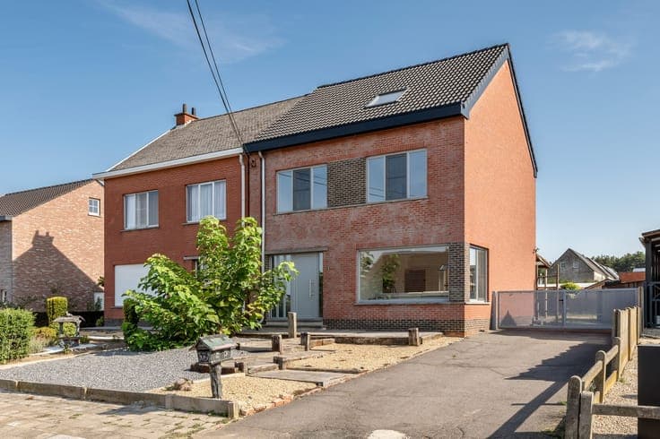 DEELS GERENOVEERDE WONING IN EEN RUSTIGE STRAAT