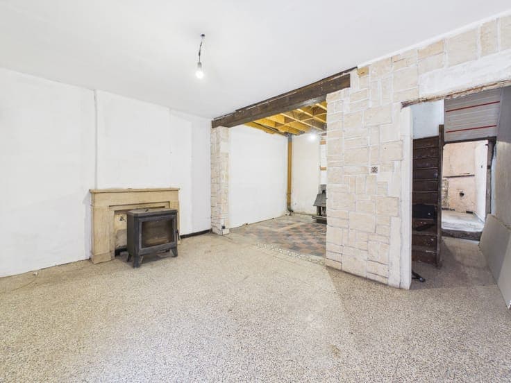 House for Renovation – 85 m² – 2 Bedrooms – Small Courtyard