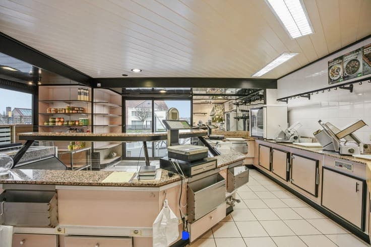 Woning met handelsruimte op commerciële ligging.