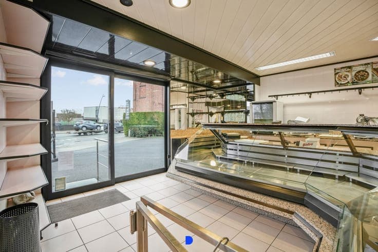 Woning met handelsruimte op commerciële ligging.