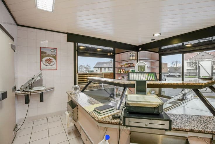 Woning met handelsruimte op commerciële ligging.