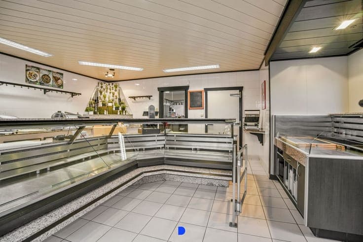 Woning met handelsruimte op commerciële ligging.