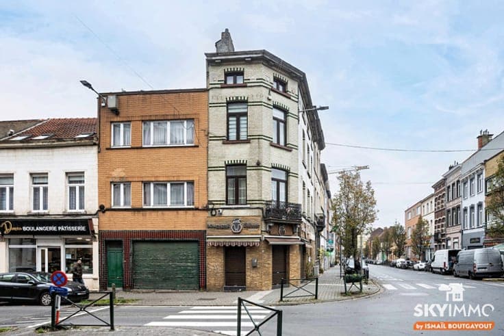 COMMERCIAL BUILDING IN A STRATEGIC LOCATION