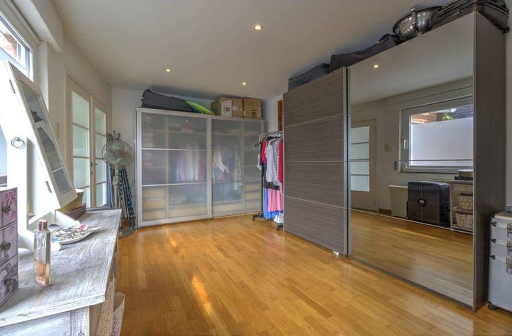 MAISON BEL ETAGE 3 CHAMBRES AVEC BUREAU, JARDIN ET GARAGE.