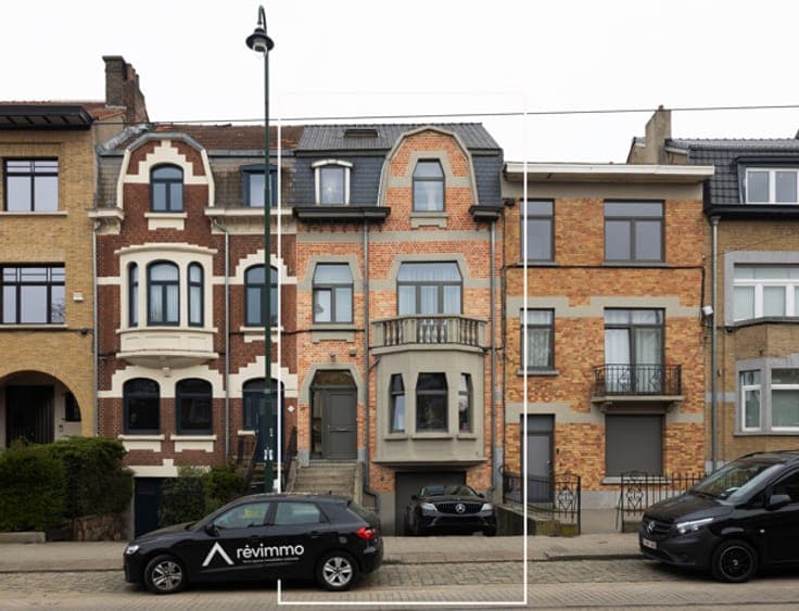 Investment building – 2 renovated units with garden & garage