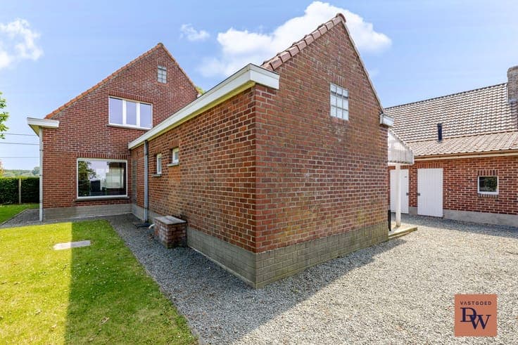 Ruime gezinswoning met 4 slaapkamers op een perceel van 6...