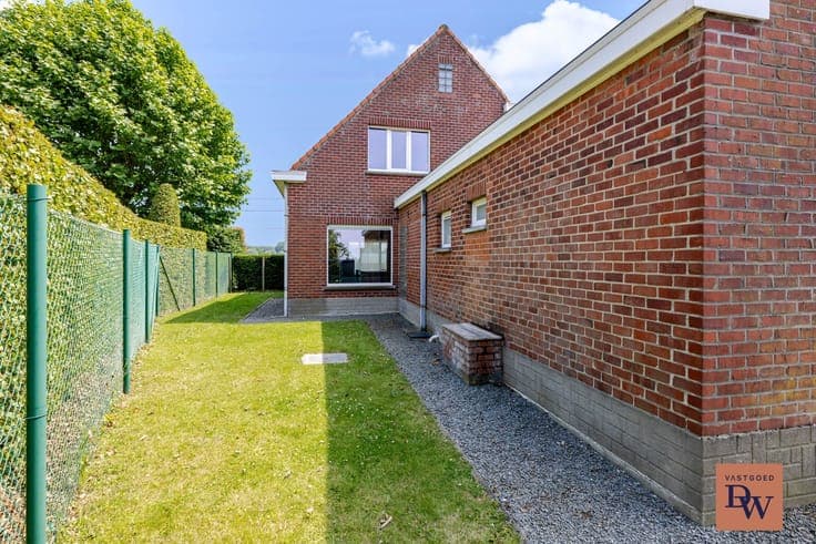 Ruime gezinswoning met 4 slaapkamers op een perceel van 6...