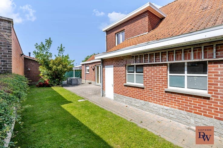 Ruime gezinswoning met 4 slaapkamers op een perceel van 6...