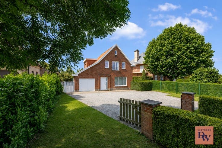 Ruime gezinswoning met 4 slaapkamers op een perceel van 6...