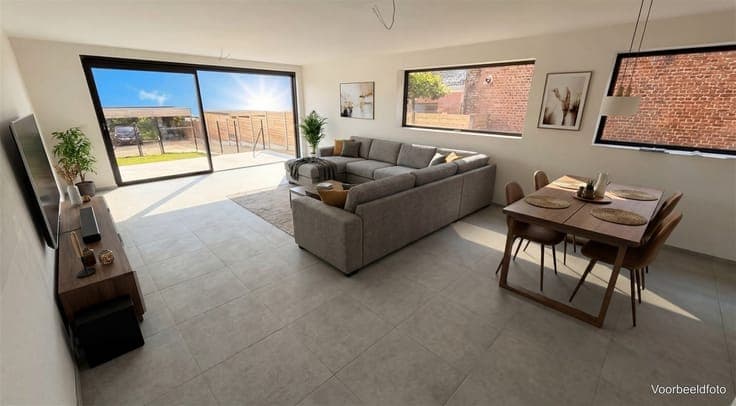 Turnkey new build home with 4 bedrooms, 2 bathrooms, and sun