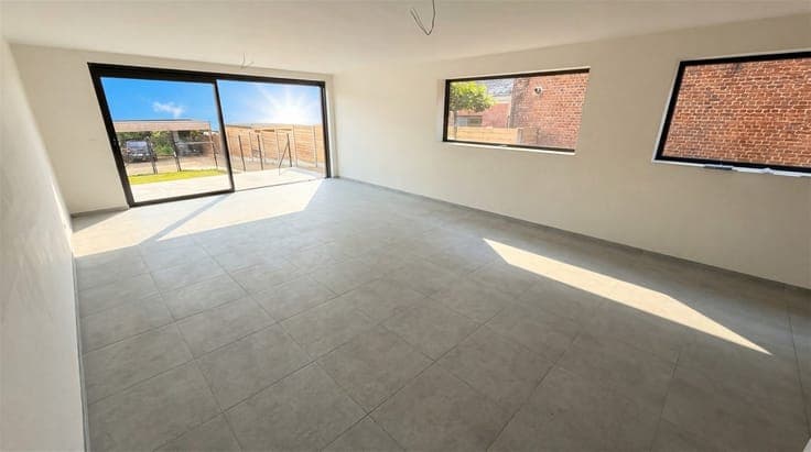 Turnkey new build home with 4 bedrooms, 2 bathrooms, and sun