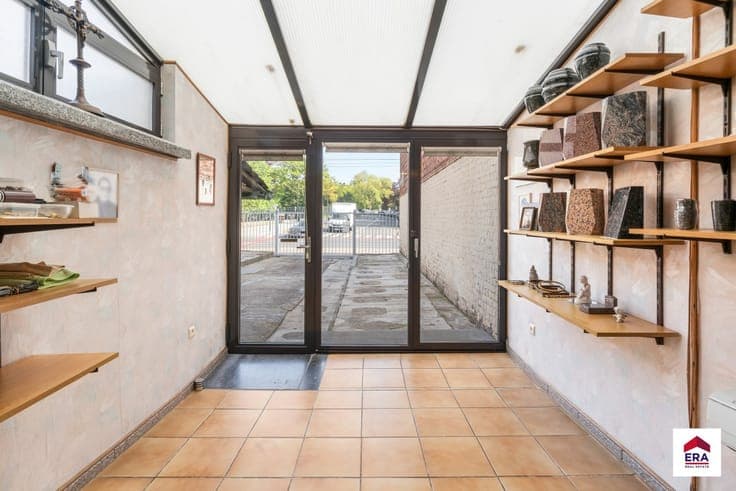 House to renovate in Jette with parking
