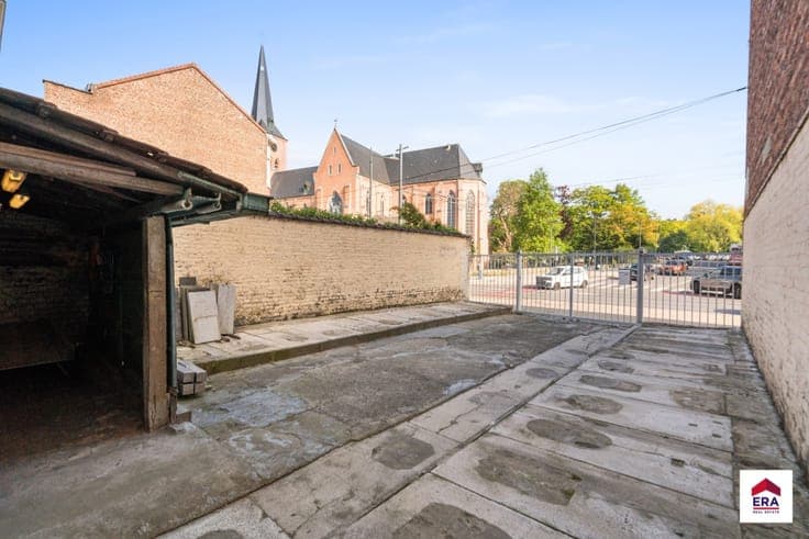 House to renovate in Jette with parking