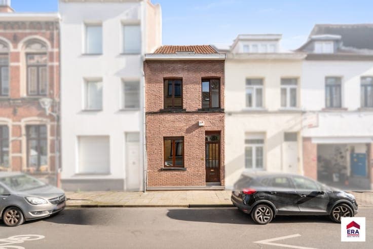 House to renovate in Jette with parking