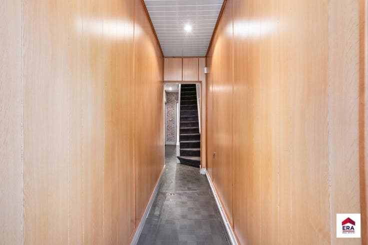 House to renovate in Jette with parking