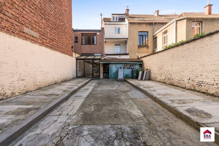 House to renovate in Jette with parking