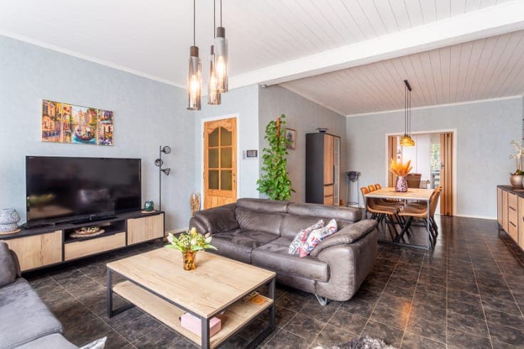 Uiterst ruime woning, veel lichtinval, mooie tuin, instap...