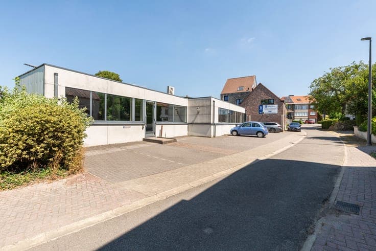 Spacious office property with potential