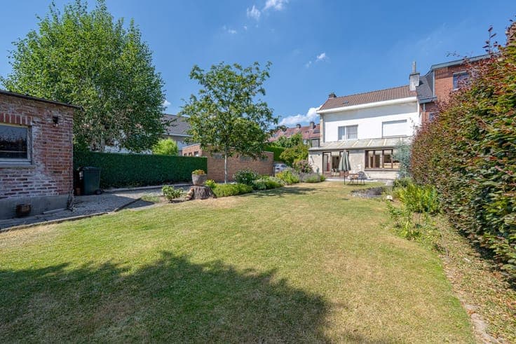 Spacious semi-detached house with 3 bedrooms, garage and so