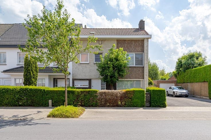 Spacious semi-detached house with 3 bedrooms, garage and so