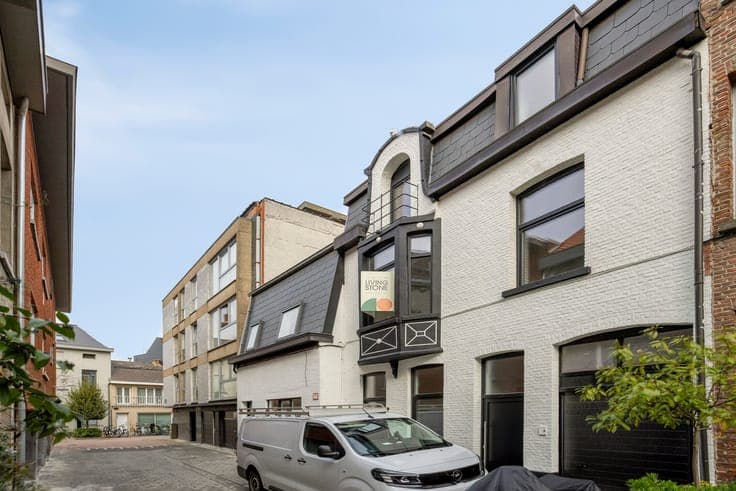 Spacious home, 6 bdrms & 2 bthrms, in Mechelen with garden!