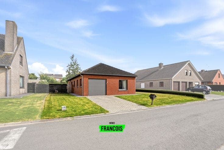 Quietly situated bungalow near the center of Proven for sale