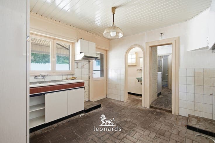 Renovation project with warehouse and large garden