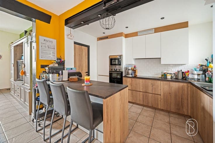 3-sided house: 5 bedrooms and a garden, in an ideal location
