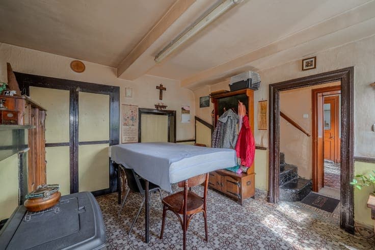 5-bedroom house in need of renovation in Dinant