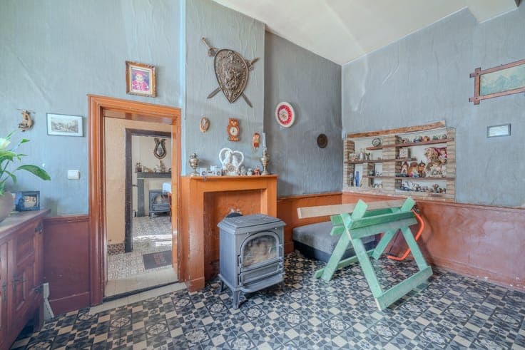 5-bedroom house in need of renovation in Dinant