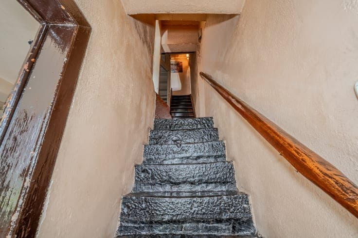 5-bedroom house in need of renovation in Dinant