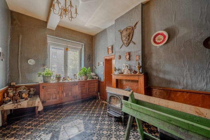 5-bedroom house in need of renovation in Dinant