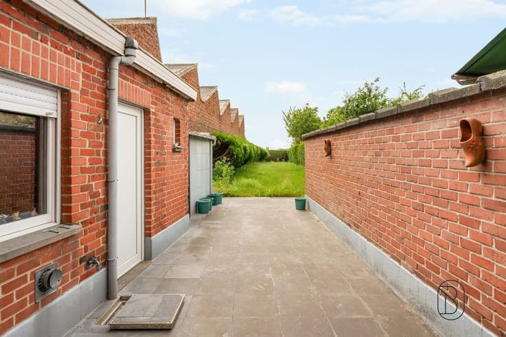 Te renoveren gezinswoning met 3 slaapkamers en grote tuin!