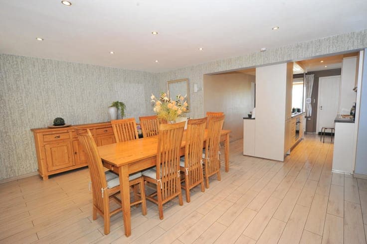 Ready-to-move-in bel étage, ideally located in Buizingen.