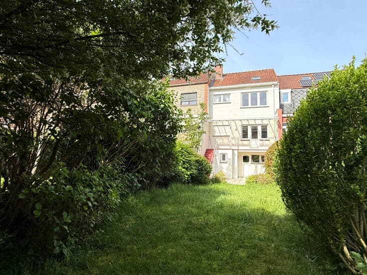 3 bdr house with garage and garden