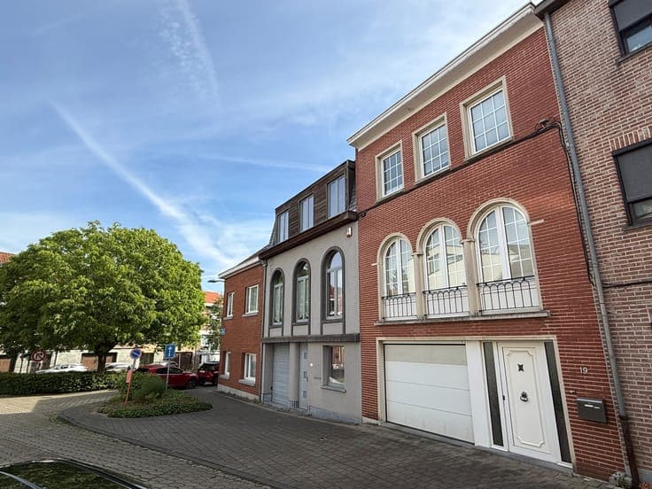 3 bdr house with garage and garden