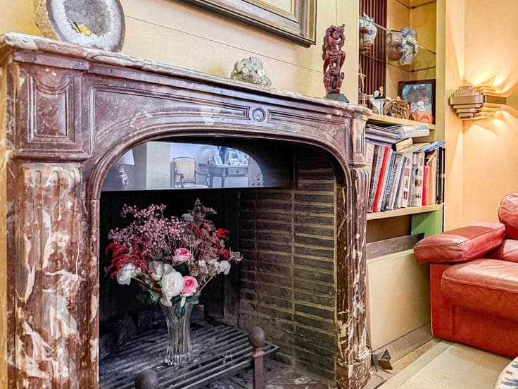 For sale, elegant townhouse of timeless grandeur with mar...