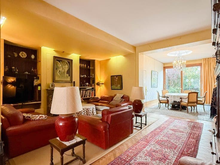 For sale, elegant townhouse of timeless grandeur with mar...